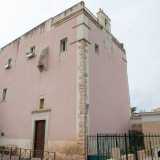 A ricordare che siamo di fronte a un luogo sacro c�� il piccolo campanile a vela posto sulla fiancata destra...